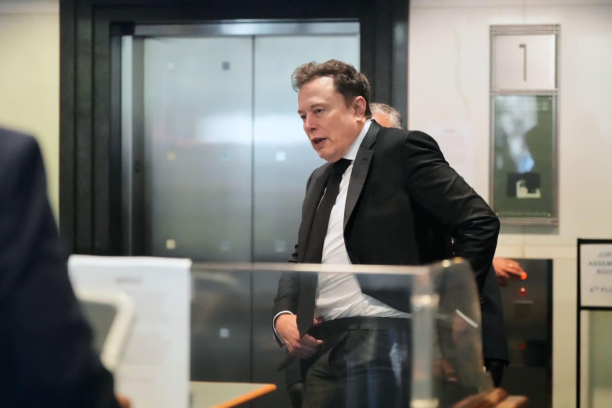 Elon Musk llega a un tribunal federal de distrito, el martes 28 de abril de 2026, en Oakland, California. (AP Foto/Godofredo A. Vásquez)