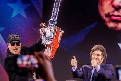 Elon Musk, Milei y la motosierra, en Washington