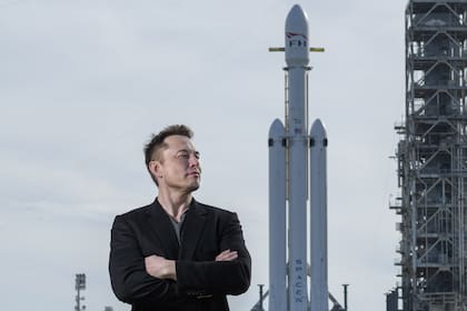Elon Musk posa con uno de los cohetes de su empresa, el Falcon Heavy (Archivo)