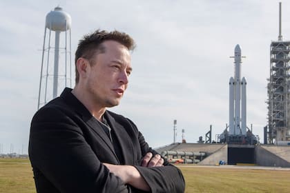 Elon Musk posa frente al cohete Falcon Heavy, de su compañía SpaceX, en el Kennedy Space Center de Cabo Cañaveral, Florida (Archivo)