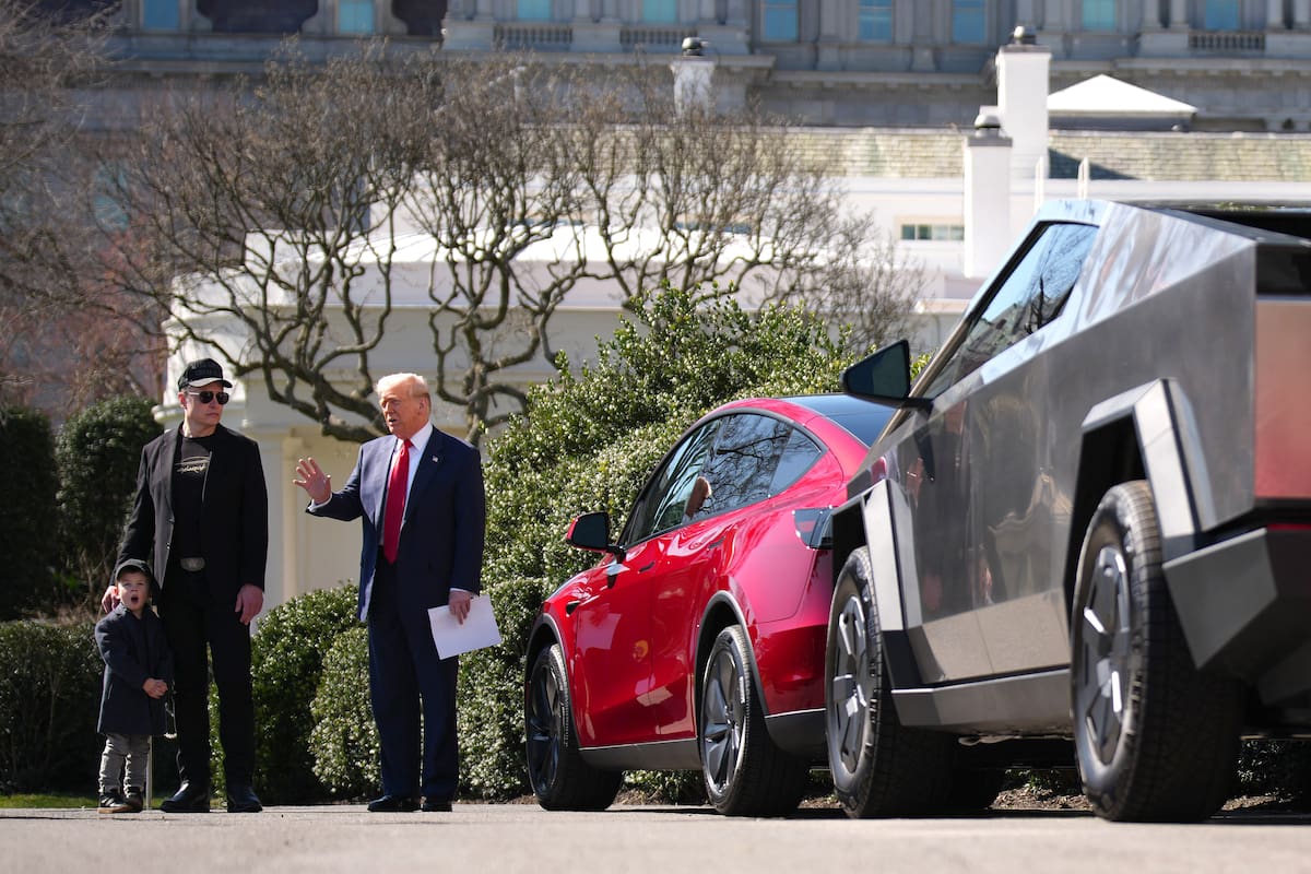 Elon Musk protagonizó junto a Donald Trump una exhibición de autos Tesla en la Casa Blanca