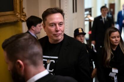 Elon Musk sale de una reunión con republicanos del Senado, el miércoles 5 de marzo de 2025, en el Capitolio en Washington. (AP Foto/Ben Curtis)