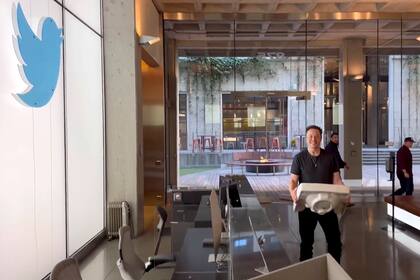 Elon Musk visitó las oficinas de Twitter en San Francisco con un lavabo
