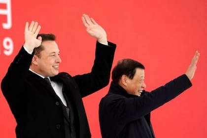 Elon Musk y el alcalde de Shanghái, Ying Yong, durante una ceremonia en la nueva fábrica de Tesla