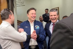Elon Musk y el secretario de Defensa, Pete Hegseth, en la reunión en el Pentágono, en Washington. (REUTERS/Idrees Ali)