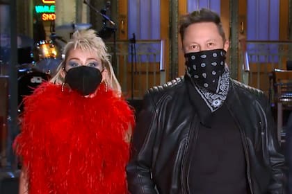 Miley Cyrus junto a Elon Musk en el anuncio de anoche de Saturday Night Live