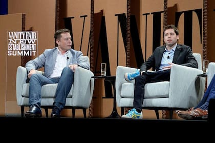 Elon Musk y Sam Altman, fotografiados en 2015, cuando cofundaron OpenAI.