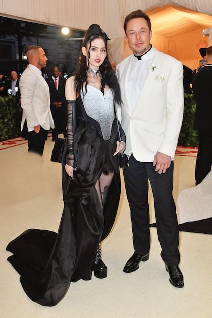 Elon Musk y su esposa, Grimes, en la MET Gala de 2018 en Nueva York. (Photo by Frazer Harrison/FilmMagic)