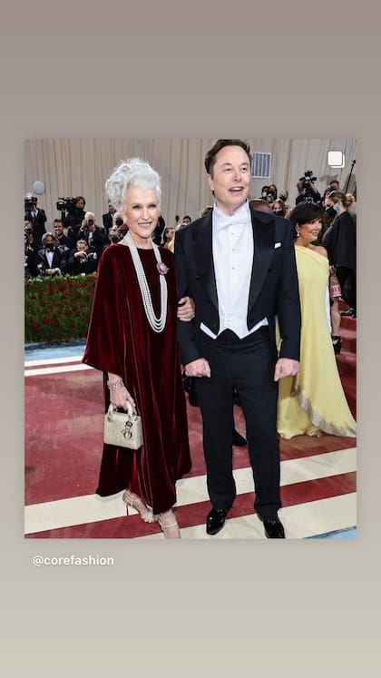 Elon Musk y su mamá en la MET Gala 2022 (@mayemusk)