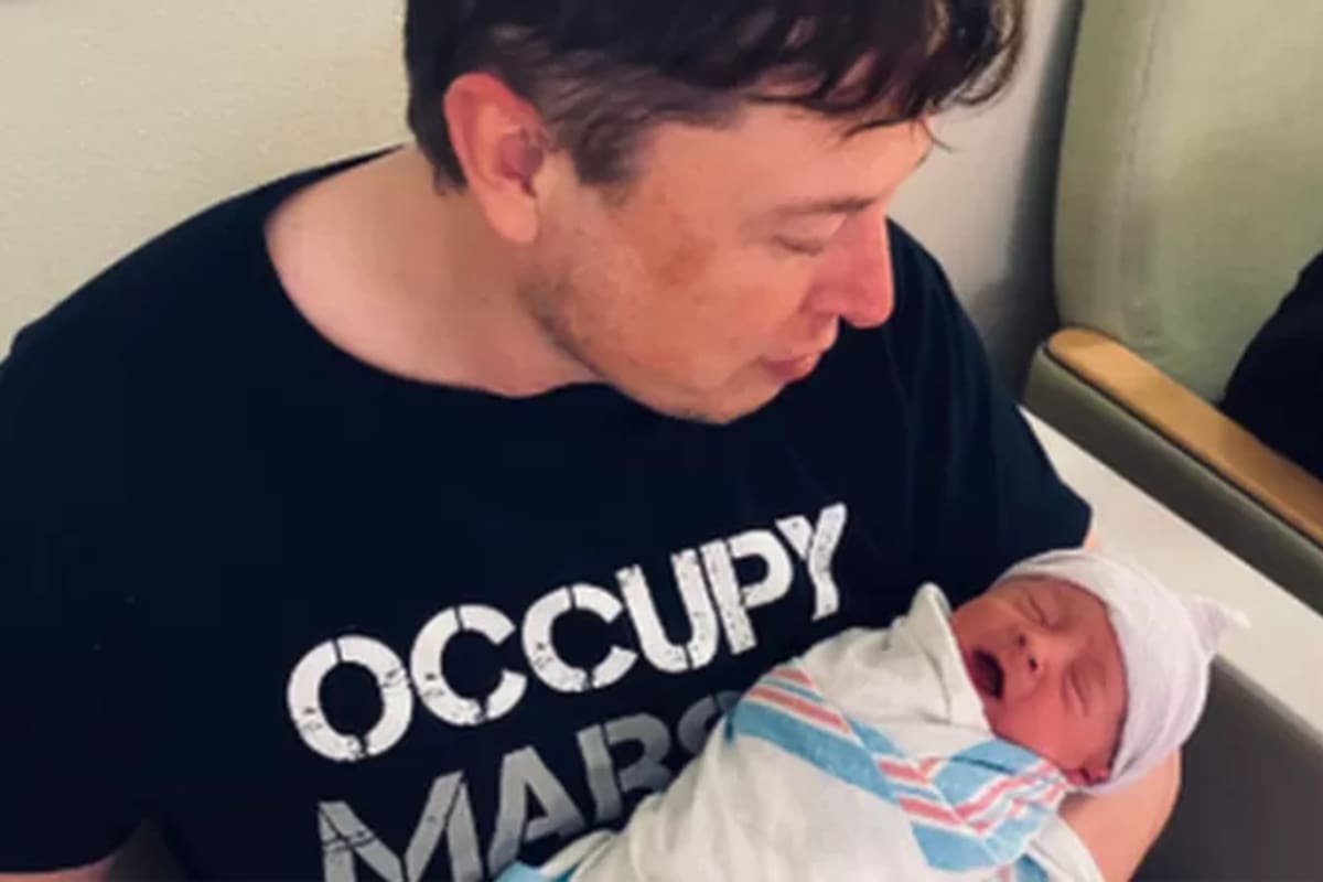 Elon Musk y su pareja, la cantante canadiense Grimes (Claire Boucher), tuvieron a su primer hijo juntos 2020 (Crédito: Twitter/@elonmusk)