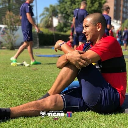 Elongando en un entrenamiento en Tigre.