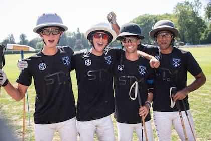 Elouan Badarello, Robert Strom, Clemente y Sawai Padmanabh Singh, ya consagrados campeones.