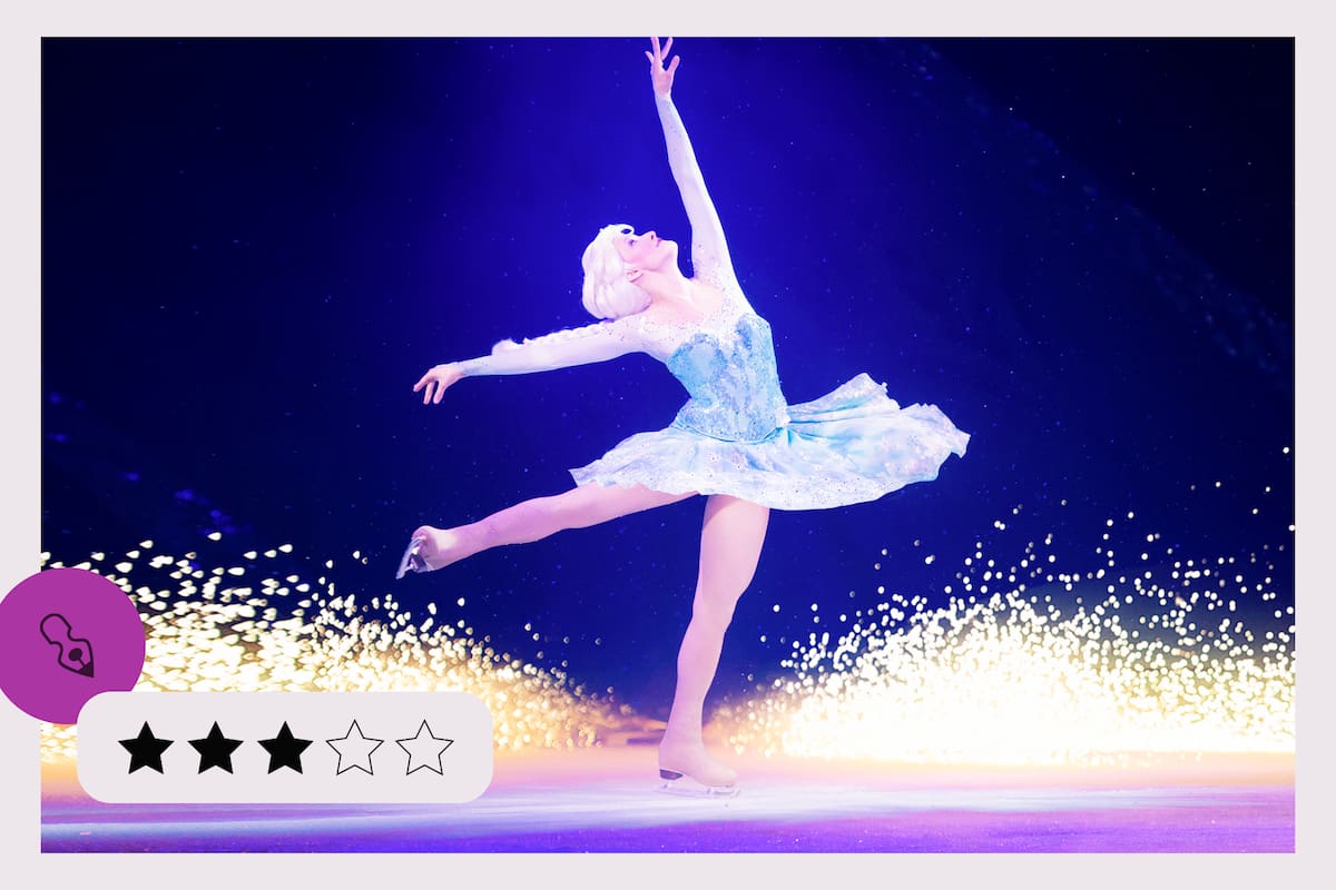 Elsa, de Frozen, sacando lustre al hielo, en Disney on ice