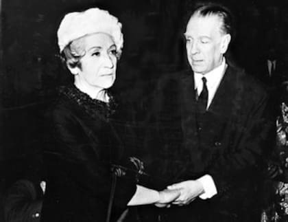 Elsa estaba muy lejos del círculo intelectual en el que se movía Borges, y la relación empezó a quebrarse rápidamente