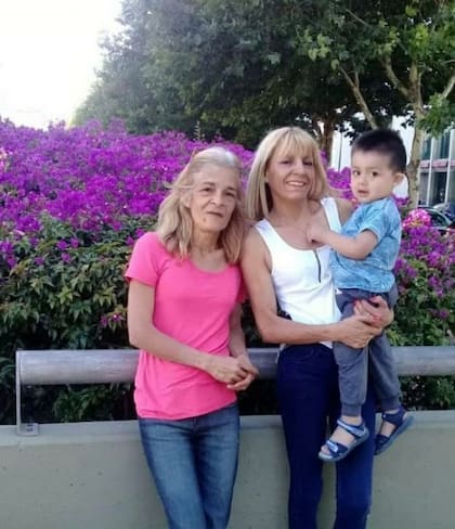 Elsa junto a su hermana, “Fanny”,y su nieto Benjamín.