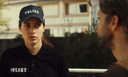 Elsa Ley (Sophie Mussel) es la policía que acompaña al inspector Capitani (Schlitz) en su investigación del crimen de una adolescente.