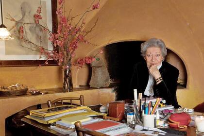 Elsa posa en su casa de
Sant Martí Vell, en junio de 2017.