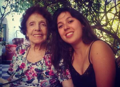 Elsa Rozin, junto a su nieta Martina. Con ella viajó a Bruselas, mucho años después de la guerra a ver la casa donde había pasado su infancia