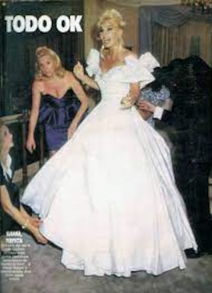 Elsa Serrano recordó cómo hizo el traje de novia de Susana: "Nació de la inspiración de otro vestido prêt-à-porter de lujo que ella usó. Era un modelo muy ostentoso que lució con una capelina soñada y la dejaba muy linda. Además, también me inspiré en el modelo que lució Scarlett O’Hara de la película Lo Que El Viento se Llevó. La base es un meriñaque que está hecho en seda natural. Arriba de la enagua tiene una pollera con 25 metros del encaje más fino y confeccionada con tafetan. Son 4 campanas plato de seda natural que utilicé".