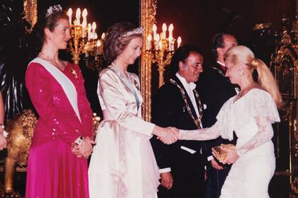 Elsa Serrano saluda a la reina Sofía de España durante la visita oficial del presidente Carlos Menem a Madrid en 1994. El encuentro tuvo lugar en el marco de una serie de actos protocolares que celebraban los lazos diplomáticos entre ambos países y Serrano fue invitada como representante del diseño y la cultura argentina.