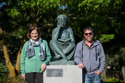 Elsa Shaw, de Pinamar S.A, y el arquitecto Alejandro Tobe, junto a "La Lectora" de José Fioravanti emplazada en los Links del Golf de Pinamar