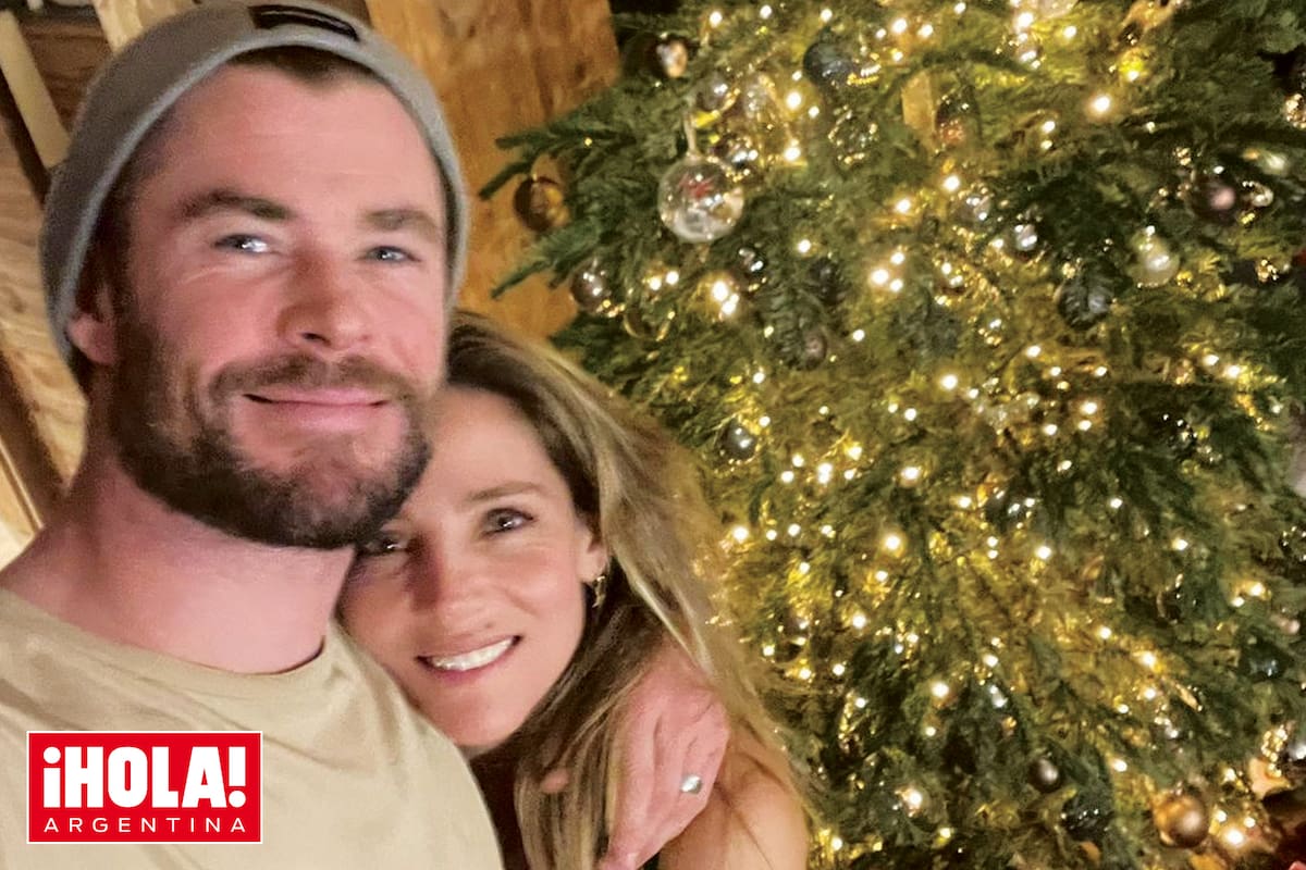 Elsa y su marido con el árbol de Navidad, en la cabaña que alquilaron.