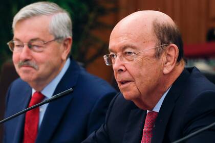 Elsecretario de Comercio de Estados Unidos, Wilbur Ross, habla junto al embajador de Estados Unidos en China, Terry Branstad (izq.), en Pekín, el 25 de septiembre de 2017.