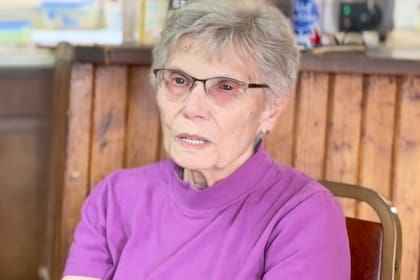 Elsie Eiler vive en Monowi desde joven y hoy sostiene la vida del lugar