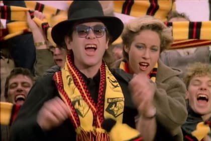 Un año antes de la salida de Ice On Fire, el disco que contiene "Nikita", Elton John se había casado con la ingeniera de sonido alemana Renate Blauel, una maniobra destinada a esconder su verdadera identidad