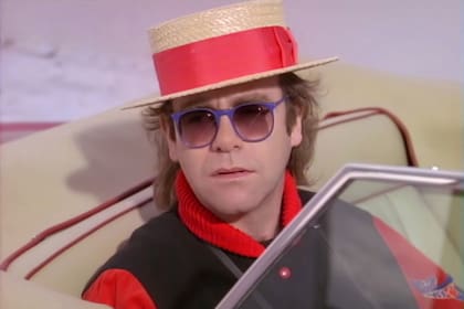 Elton John en el video de Nikita