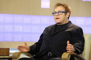 Elton John se declara "indignado" en juicio por acusaciones de intrusión del Daily Mail