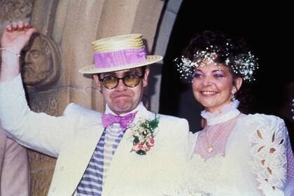 Elton John y Renate Blauel, en el día de su casamiento en 1984