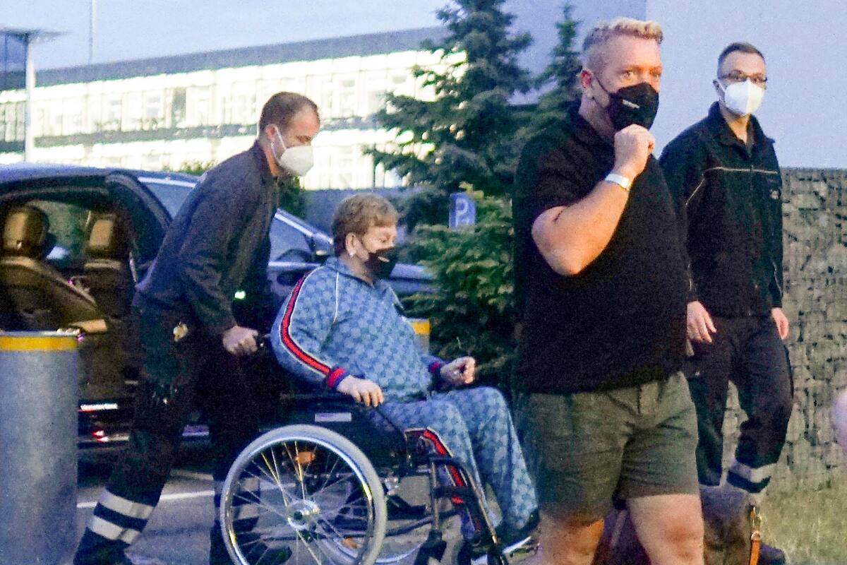 Elton John y una imagen en su gira por Alemania que alimentó rumores sobre su estado de salud