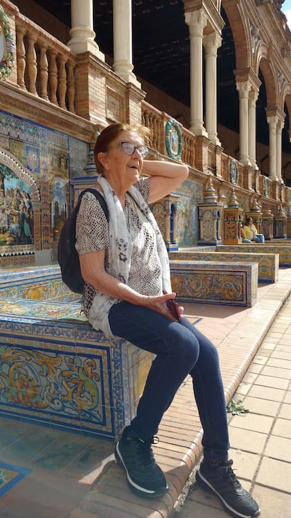 Elva es cordobesa, tiene 84 años y vendió todo para poder cumplir su sueño de recorrer el mundo
(fuente: cortesía de @abuelitaaviajera)