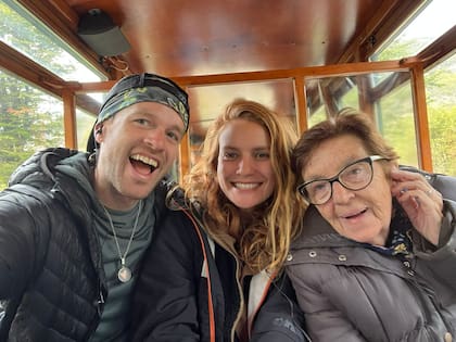 Elva junto a "El Gringo" y Lorena, la pareja que la invitó a conocer Ushuaia junto a ellos