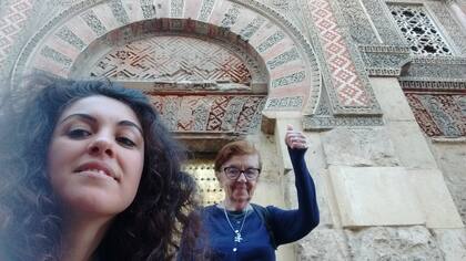 Elva y Sofía, su nieta que actualmente vive en Florencia
(fuente: cortesía de @abuelitaaviajera)