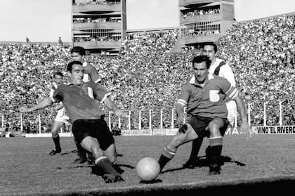 Elvio Chivo Pavoni ante Velez en 1967