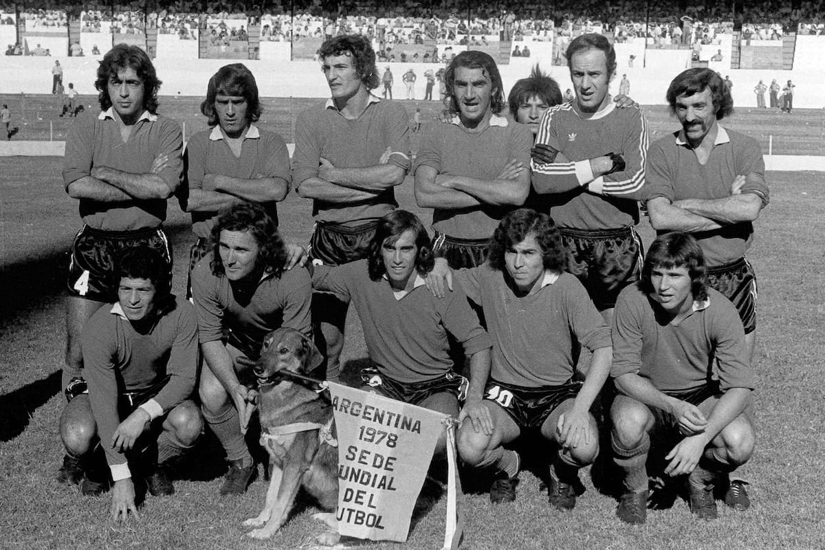 Elvio Chivo Pavoni en el clásico ante Racing en 1975