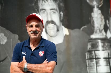 Elvio Chivo Pavoni en una producción para La Nación en 2018, en la cancha de Independiente