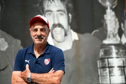 Elvio Chivo Pavoni en una producción para La Nación en 2018, en la cancha de Independiente