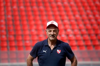 Elvio Chivo Pavoni en una producción para La Nación en 2018, en la cancha de Independiente
