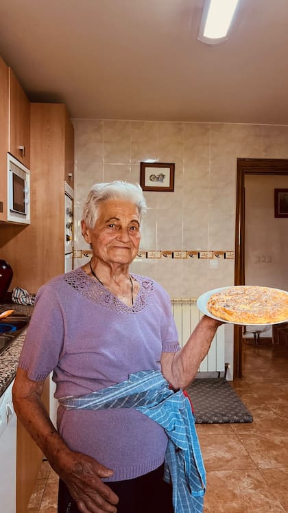 Elvira perdió a su madre a los cuatro años y quedó huérfana a los ocho, cuando distintos familiares se hicieron cargo de los hermanos
