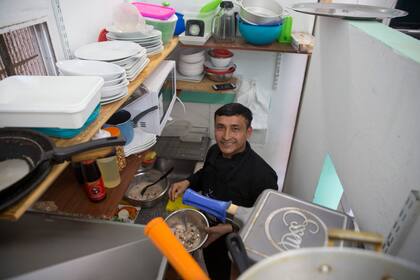 Elvis Barrera en la pequeña cocina de El sabor del pisco sour, en la villa Rodrigo Bueno