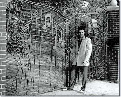 Elvis Presley en la puerta de su mansión Graceland
