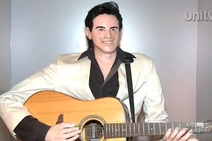 Elvis Presley es reconocible por la guitarra y el atuendo, y por el uso de imaginación