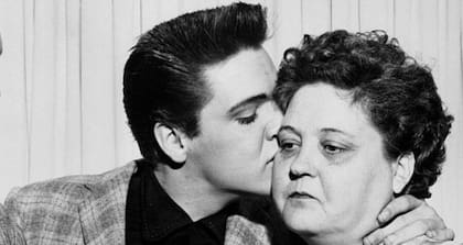Elvis Presley junto a su madre, a quien le regaló el segundo Cadillac que compró