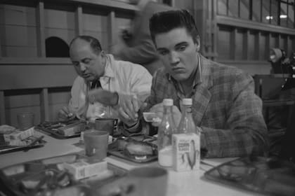 Elvis Presley junto a su manager, Tom Parker, en 1958