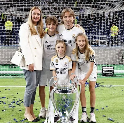Ema Modric, a la derecha, junto a Luka y el resto de la familia