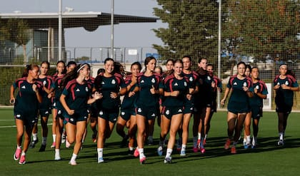 Ema Modric, la tercera desde la izquierda, en el fondo, en su primer entrenamiento