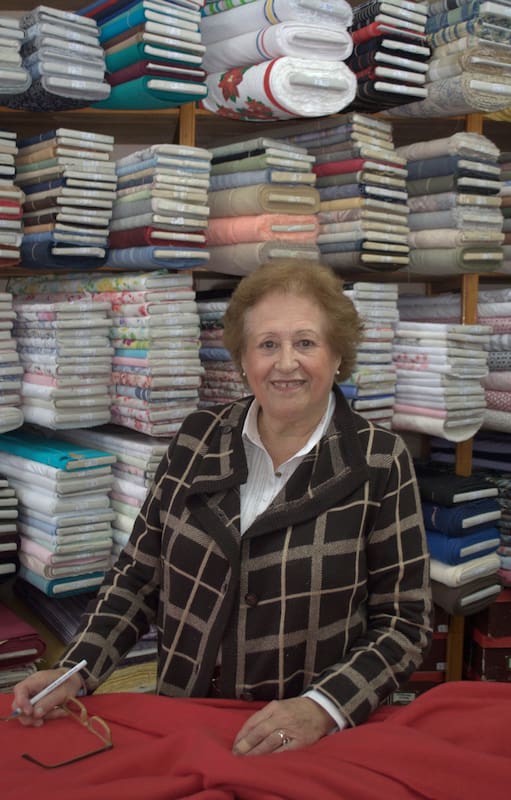 Ema Valbuena, hija del fundador, en la sección de telas de Casa Los Vascos.